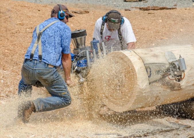 This car engine - chainsaw won the competition. In a few seconds it chewed through the entire log.